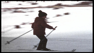 老的影像记录滑雪的孩子9秒视频