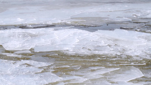 冬天冰封的河里渐渐开始解冻融化的风景14秒视频