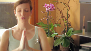 在家做瑜伽的孕妇16秒视频