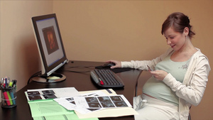 孕妇在电脑上看她未出世的孩子的超声波照片12秒视频