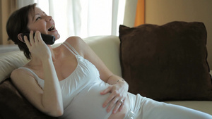 意大利孕妇坐在沙发上打电话11秒视频