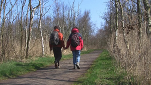 一对中年夫妇背着包在森林里徒步旅行12秒视频