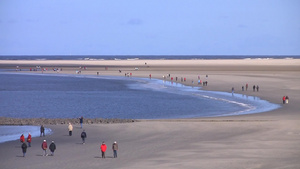 寒冷冬季海边沙滩行走人群12秒视频