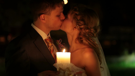 夫妇在烛光下接吻视频