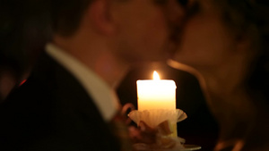 刚结婚的夫妇晚上在烛光下接吻6秒视频