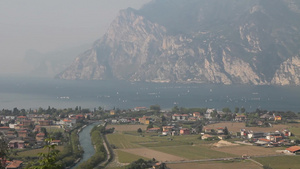 从左到右拍摄意大利加尔达湖以及远处的阿尔卑斯山和近处的古老建筑15秒视频