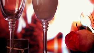 浪漫玫瑰花玻璃杯酒精壁炉气氛15秒视频