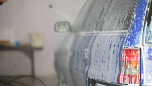 男人用水压机洗车20秒视频