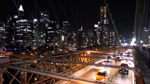 晚上俯瞰布鲁克林大桥上的交通15秒视频