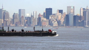 大型工业船从曼哈顿前经过13秒视频