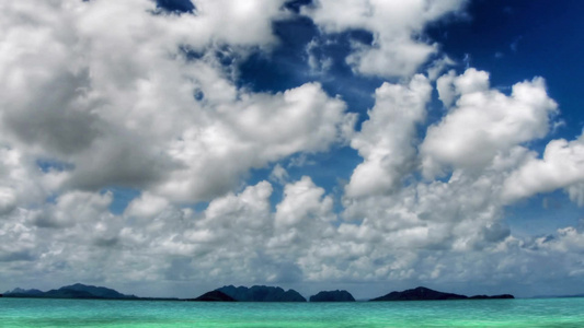 岛屿上快速移动的云[变换位置]视频