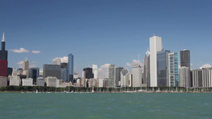 美国密歇根湖里的一艘移动的船穿过芝加哥的天际线11秒视频