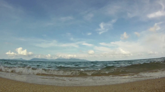 热带沙滩上的海浪视频