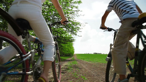 女子沿着乡间小路骑自行车23秒视频