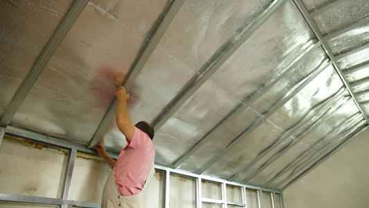 一个男人在安装天花板视频