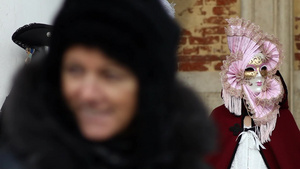 意大利威尼斯狂欢节戴面具的街头艺人9秒视频