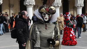 在威尼斯狂欢节上化妆的游行者7秒视频