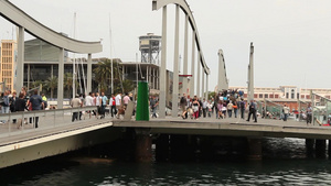 西班牙加泰罗尼亚港口上来来往往的行人6秒视频