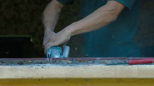 装修工研磨机切割旧木窗18秒视频
