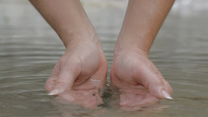 户外双手捧起清澈河水特写20秒视频