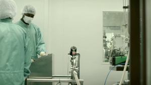 在医疗工厂工作的实验室技术人员使用机械和计算机19秒视频
