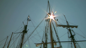 太阳下帆船的桅杆15秒视频