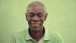 不同肤色老年男性微笑面容肖像16秒视频