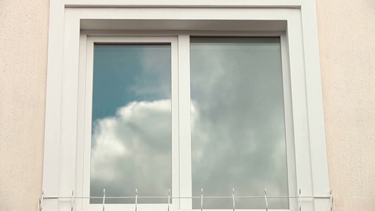 窗户玻璃反光的云层延时视频