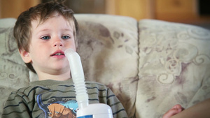生病的小男孩用喷雾器吸入药物29秒视频