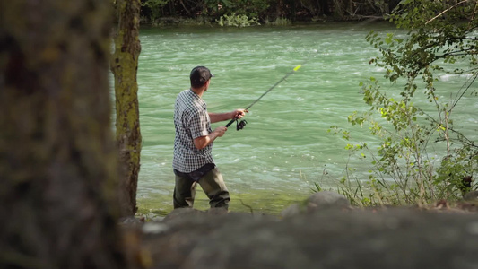 成年男子在河边钓鱼视频