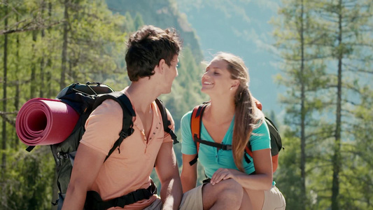 徒步旅行的情侣在岩石上接吻视频