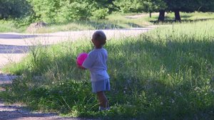 小男孩在公园里玩球11秒视频