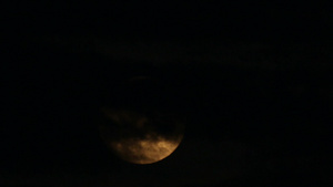 被乌云遮住的月亮19秒视频