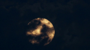 月亮穿越黑色的云层17秒视频