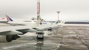 一架飞机正在进行除冰33秒视频