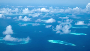 鸟瞰俯视马尔代夫群岛海洋云层14秒视频