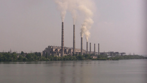 工厂排放烟雾11秒视频