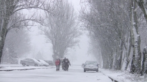 暴雪天气中行走的人9秒视频