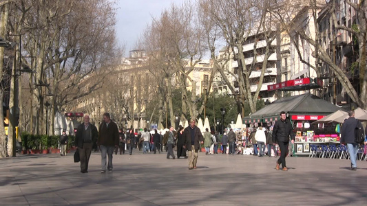 人们走在巴塞罗那主街[当代人]视频