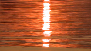 日落时美丽的夕阳映照在湖面上10秒视频