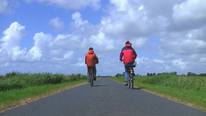 在公路上骑行的两位年轻人21秒视频