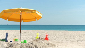 迈阿密沙滩上的遮阳伞和小玩具12秒视频