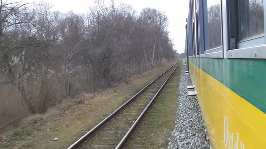 火车行驶在铁轨上视频