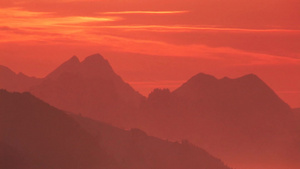 晚霞映照在朦胧的阿尔卑斯山24秒视频