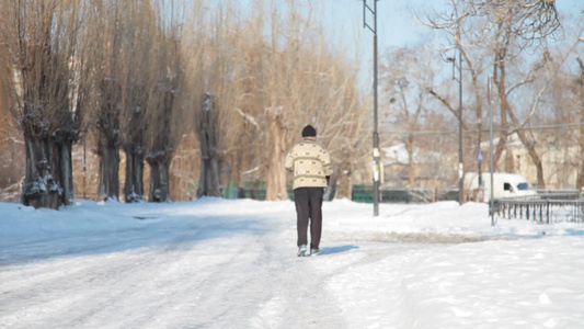 冬天在雪地上慢跑的男人视频