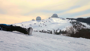 滑雪运动员坐在地上休息15秒视频