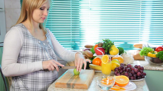 孕妇准备水果沙拉切片猕猴桃视频