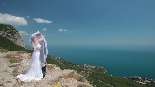 悬崖的新娘和新郎在摆姿势拍照视频