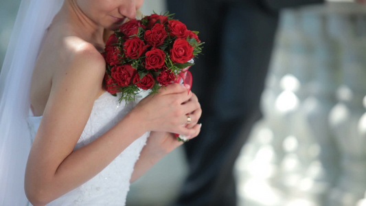 新娘拿着红色玫瑰花束视频