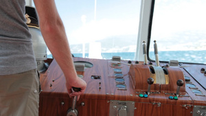水手在驾驶室里控制船9秒视频